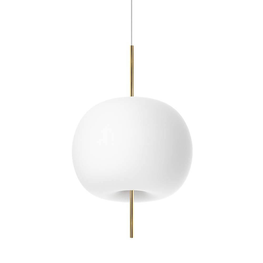 Kundalini Opalglas Hängelampe Kushi Ø 33cm mit runder, organischer Form und goldfarbener Stange.