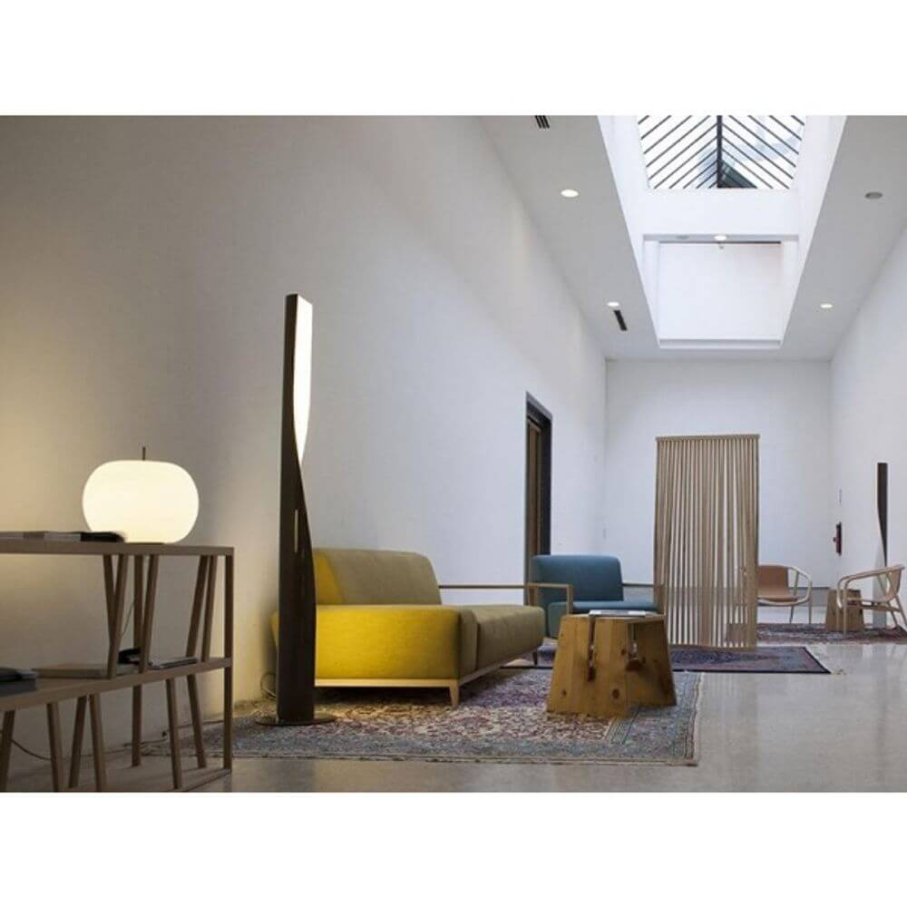 Kundalini Opalglas Tischlampe Kushi Ø33cm Dimmbar in modernem Wohnraum mit hellen Farben und natürlichem Licht.