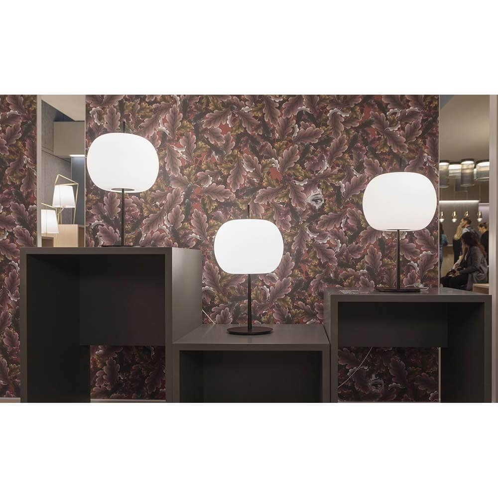 Kundalini Opalglas Tischleuchte Kushi XL 61cm mit Dimmer in modernem Raum mit dekorativer Wandgestaltung.