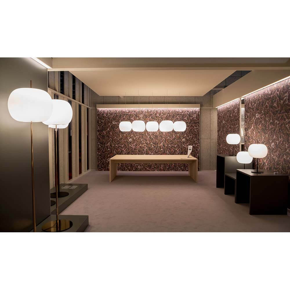 Kundalini Opalglas Tischleuchte Kushi XL 61cm mit Dimmer im modernen Raumdesign.
