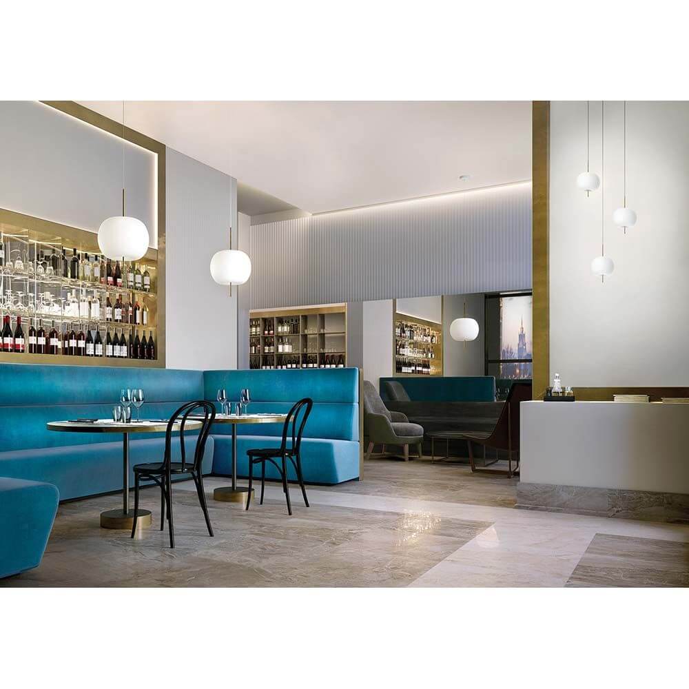 Moderner Restaurantbereich mit turquoise Sitzbänken und Kushi Pendellampen für stilvolle Beleuchtung.