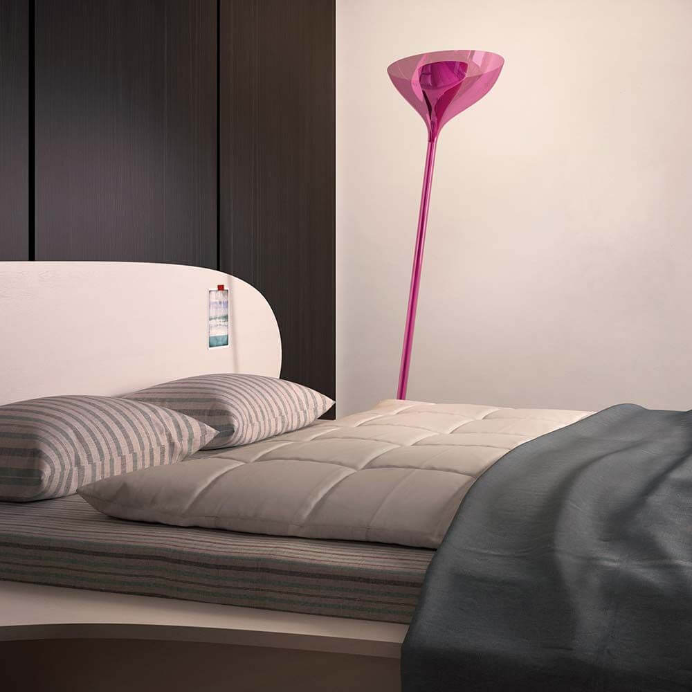 Kundalini Plexiglas Stehleuchte Floob 185cm neben einem modernen Bett im Schlafzimmer.