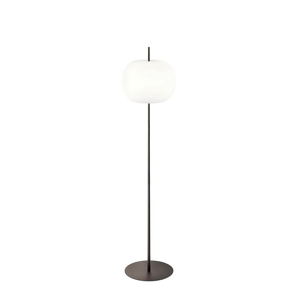 Kundalini Stehlampe Kushi XL mit Opalglasschirm 183cm Dimmbar, modern und elegant in runder Form.