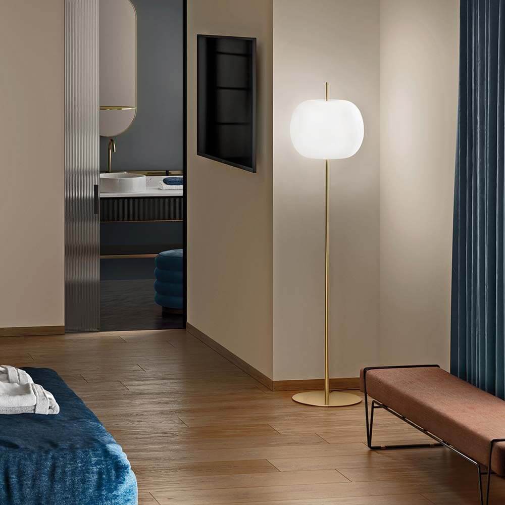 Kundalini Stehlampe Kushi XL mit Opalglasschirm 183cm Dimmbar im modernen Wohnraum.