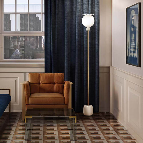 Lampadaire Kundalini Opyo 172 cm avec aspect laqué brillant, dimmable dans un espace de vie moderne