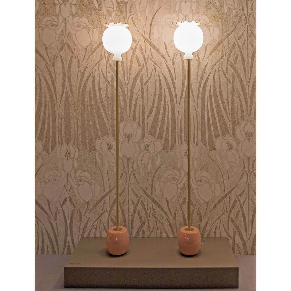 Kundalini Stehlampe Opyo 172cm Glanzlackoptik Dimmbar in einem stilvollen Innenraum.