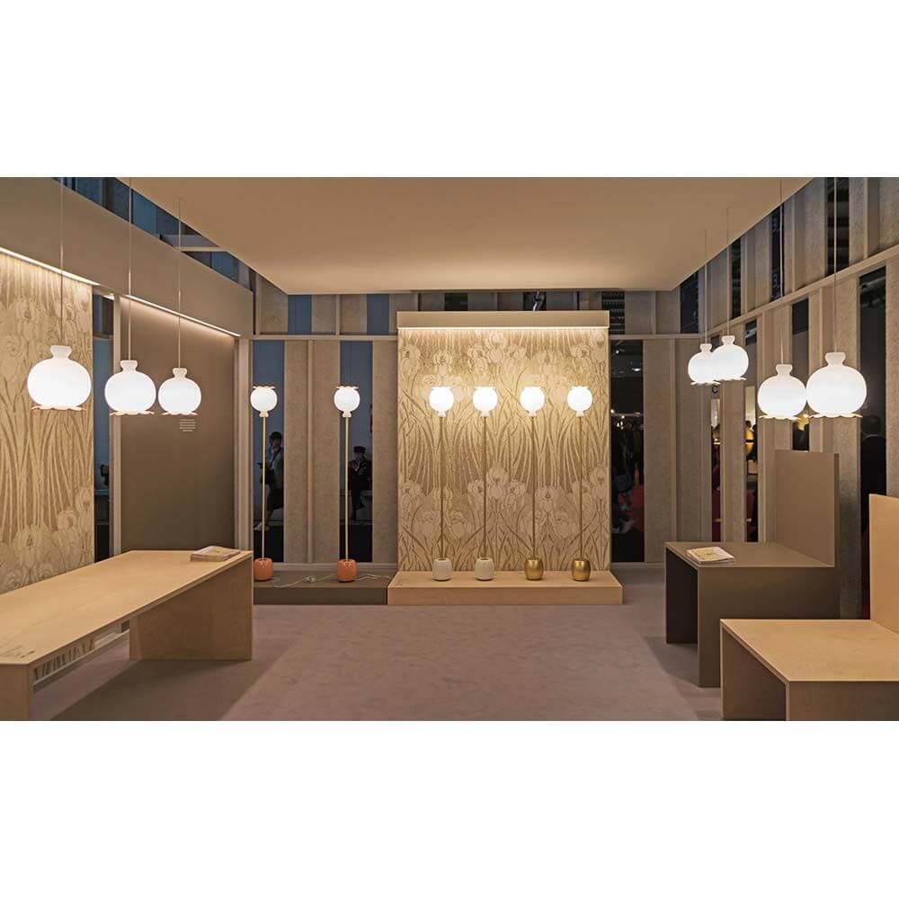 Kundalini Stehlampe Opyo 172cm Glanzlackoptik Dimmbar in modernem Innenraum mit kreativen Beleuchtungselementen.