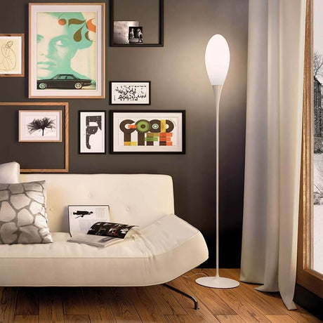 Kundalini Stehleuchte Spillo 180cm im modernen Interieur mit Bildern und Sofa.