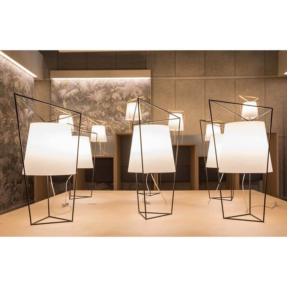 Kundalini Tischlampe Tatu 69cm mit Dimmer in geometrischem Design auf einem Tisch