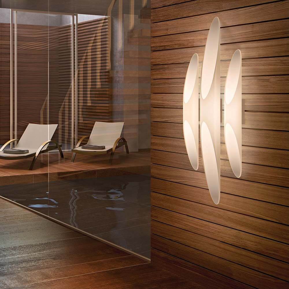 Kundalini Wandlampe Shakti Up & Down 80cm, moderne Beleuchtung in einem eleganten Innenraum.
