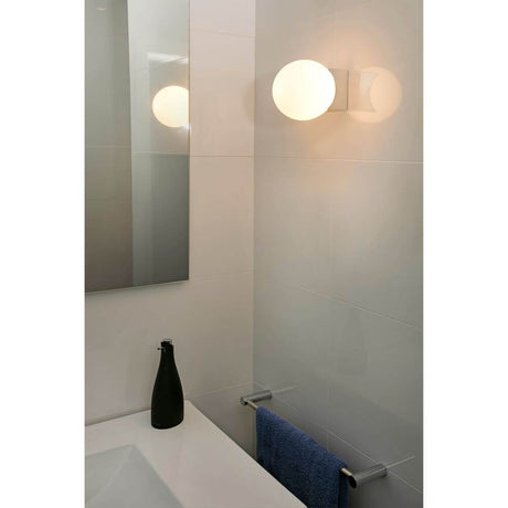 LAGO Wandleuchte 1xG9 IP44 Chrom in eleganter Badezimmerumgebung mit Spiegel und Handtuch.