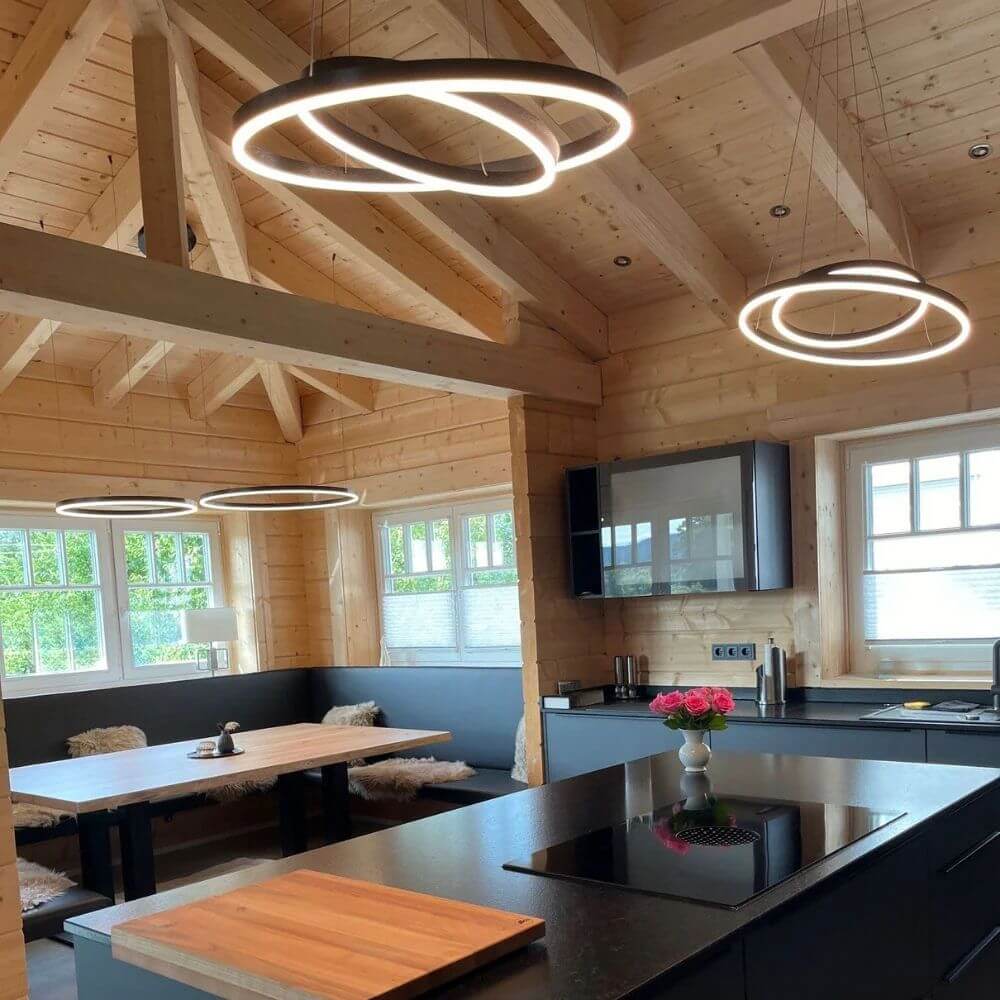 s.luce LED Ring Hängeleuchte 2-flammig Zentrisch in modernem Holzinterieur über Esstisch und Küche.