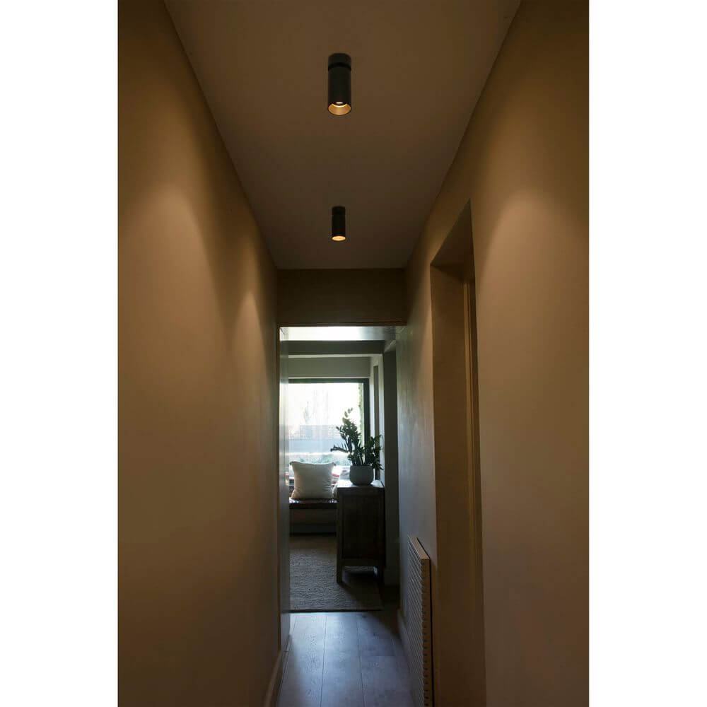 LED Wandstrahler STAN 12W 2700K Schwarz in einem modernen Flur