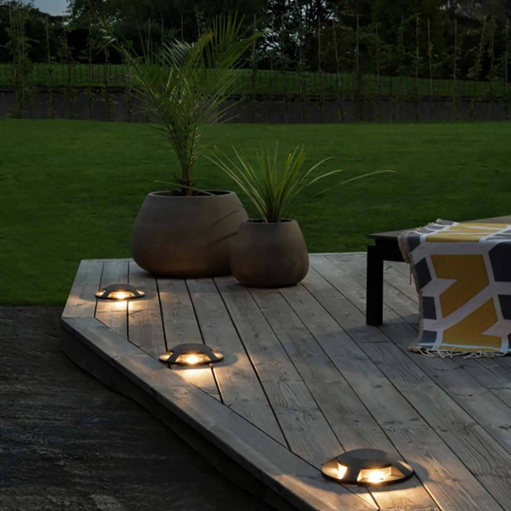 LED 4-Weg Boden Einbaustrahler IP65 im Garten, Betonblumentöpfe, Holzterrasse, Außenbeleuchtung.