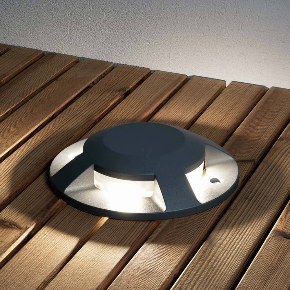LED 4-Weg Boden Einbaustrahler IP65 auf Holzoberfläche, modernes Design in Anthrazit.