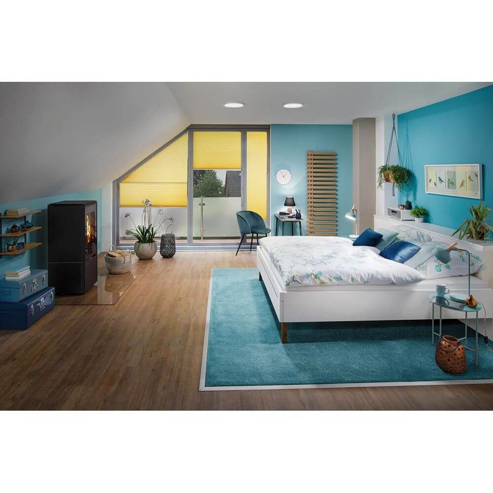 Schlafzimmer mit LED Abia Panel Rund Chrom-Matt und modernen Einrichtungselementen.