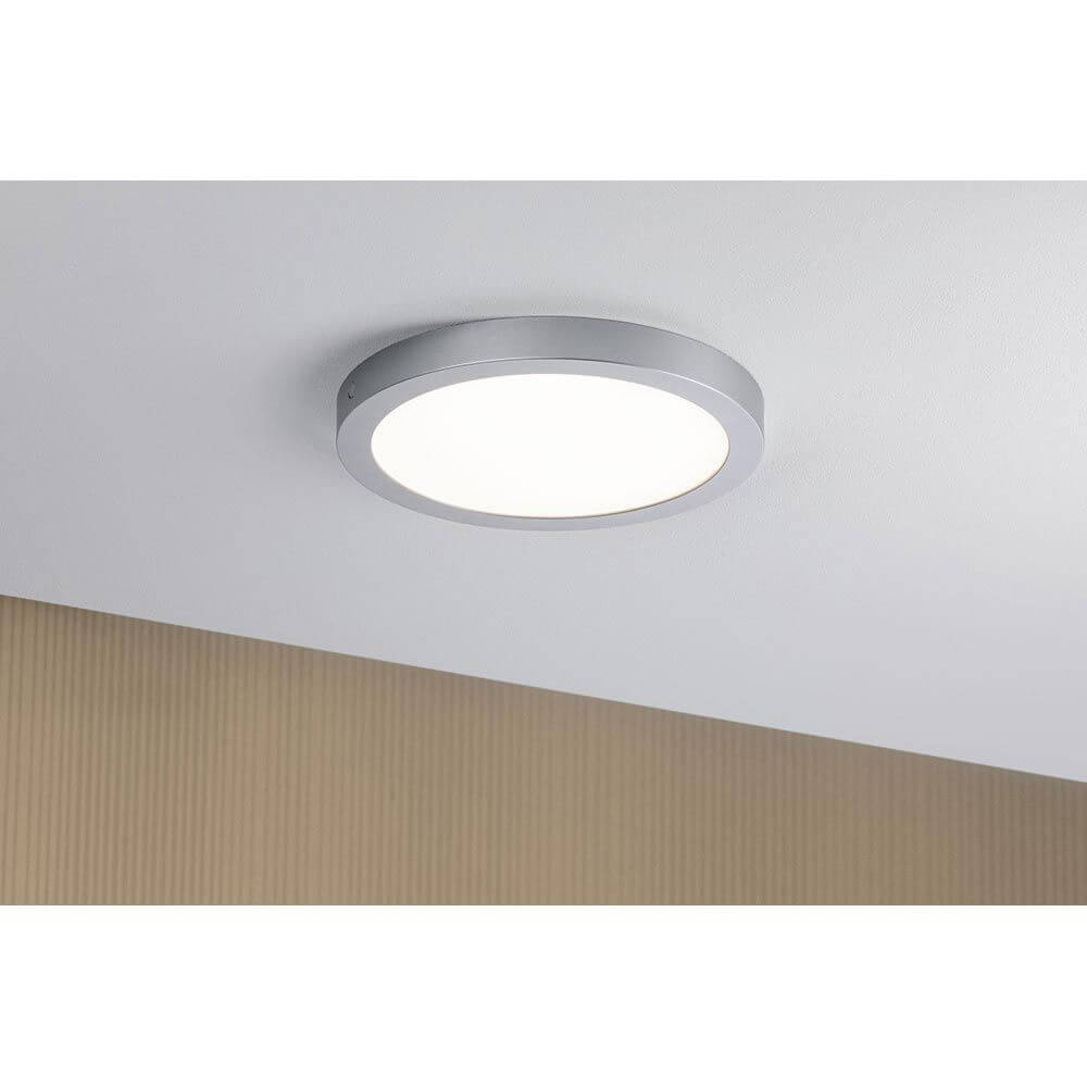 LED Abia Panel Rund Chrom-Matt an der Decke mit gleichmäßiger Lichtverteilung und modernem Design.