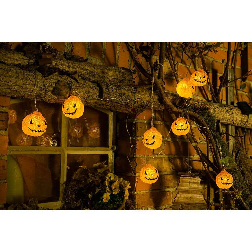LED Halloween Lichterkette mit Kürbissen für festliche Außendekoration, batteriebetrieben von Konstsmide.