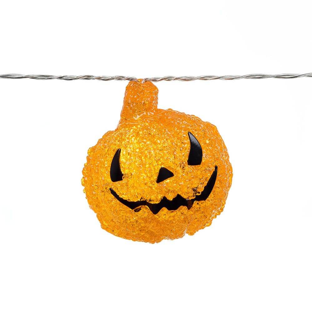 Batteriebetriebene LED Kürbislichterkette in leuchtendem Orange für Halloween-Dekoration im Freien.