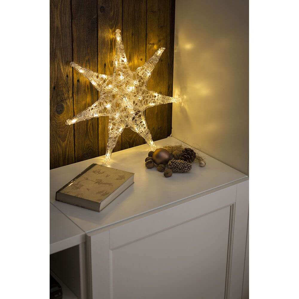 LED Acryl Stern groß 32 Warmweiße Dioden auf einem dekorativen Tisch mit Weihnachtsdekoration.