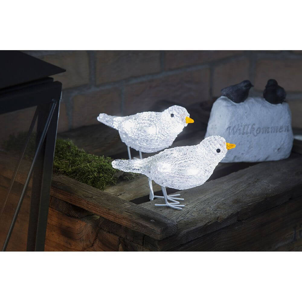LED Acryl Vögel 5er-Set 40 Kaltweiß 24V auf einem Holzbehälter im Garten, zauberhafte Winterdeko.