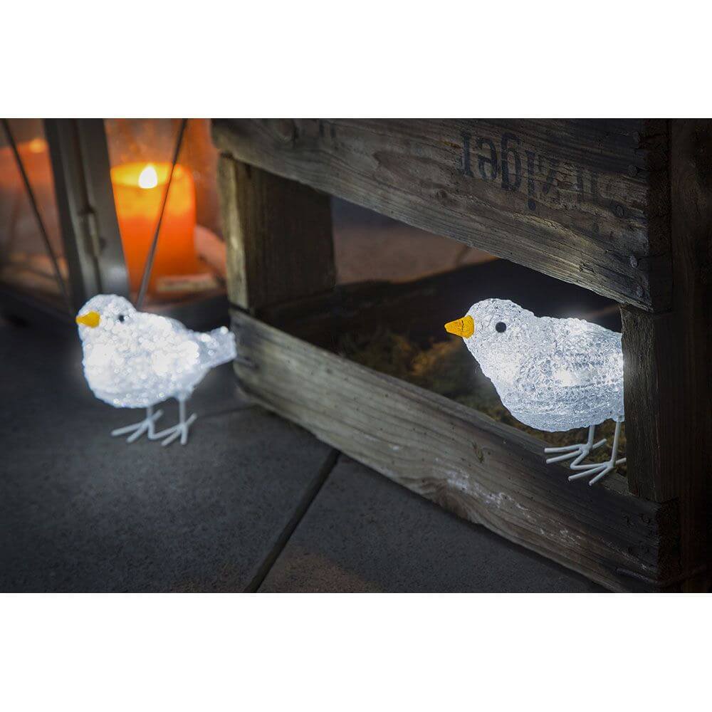 LED Acryl Vögel 5er-Set 40 Kaltweiß 24V in winterlicher Dekoration, charmante leuchtende Vögel im Garten.