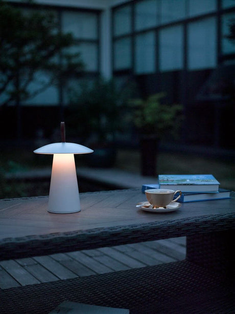 LED Akkuleuchte Ara To-Go IP54 als stilvolle Outdoor-Tischlampe mit warmem Licht auf der Terrasse