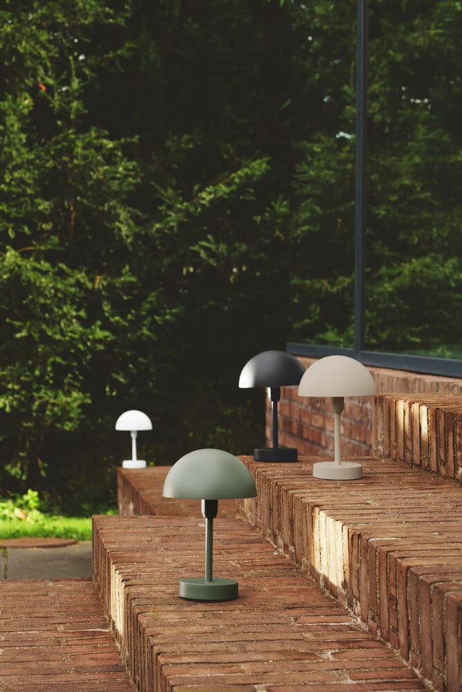 LED Akkuleuchte Ellen To-Go IP44 auf Treppenstufen aus Ziegelstein, stilvolle Gartenbeleuchtung.