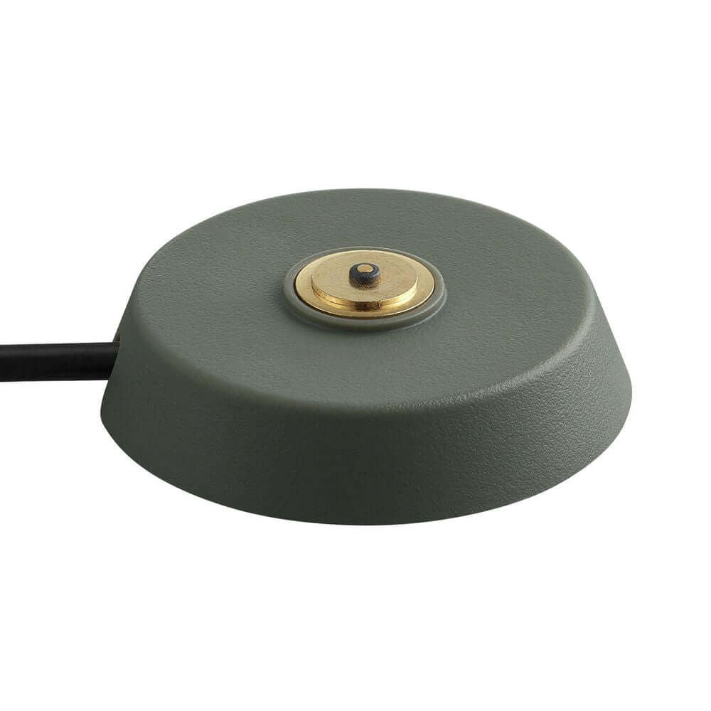 LED Akkuleuchte Ellen To-Go IP44 in grau mit goldenem Schalter für Außenbereich.