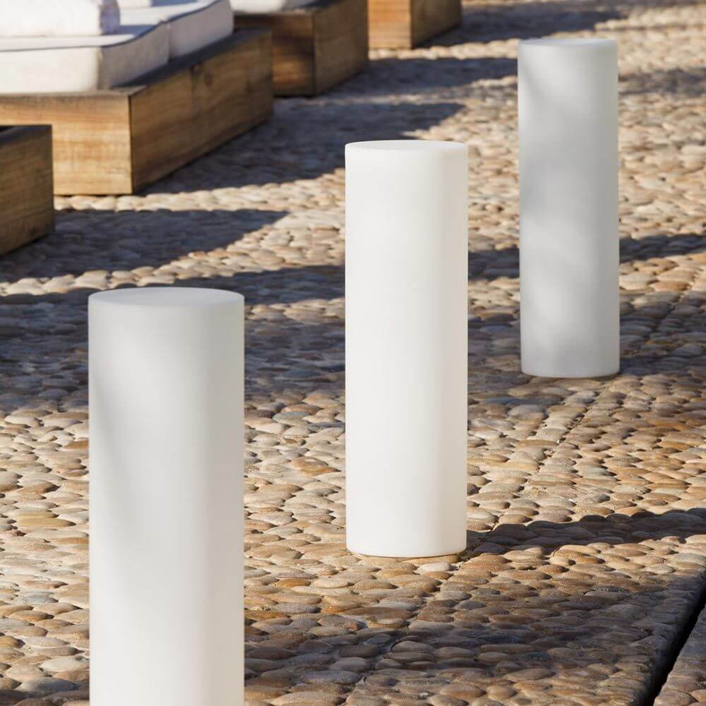 LED utendørs dekorasjonslampe Tower 70 cm, batteridrevet med appstyring på en sti utendørs.