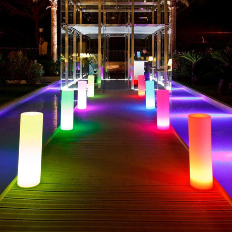 LED Zewnętrzna lampa dekoracyjna Tower 70 cm, zasilanie akumulatorowe, ze sterowaniem za pomocą aplikacji, w kolorowych światłach przy ścieżce.