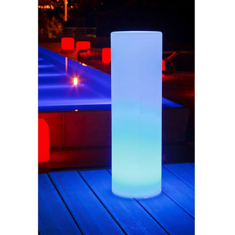 LED Zewnętrzna lampa dekoracyjna Tower 70 cm, zasilanie akumulatorowe, ze sterowaniem za pomocą aplikacji, oświetlająca basen nocą.