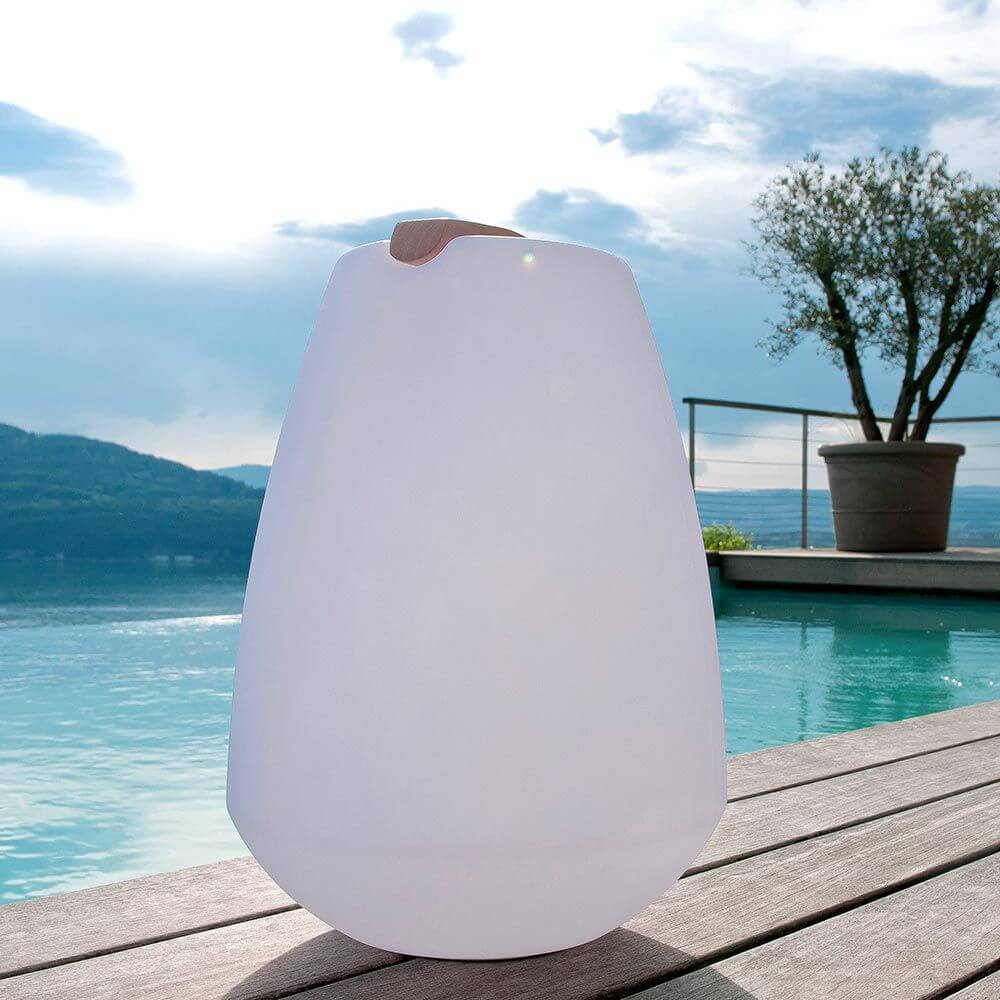 LED Außen-Dekolampe Vessel 1 mit Holzgriff am Pool, ideal für Lichtmobilität und App-Steuerung.
