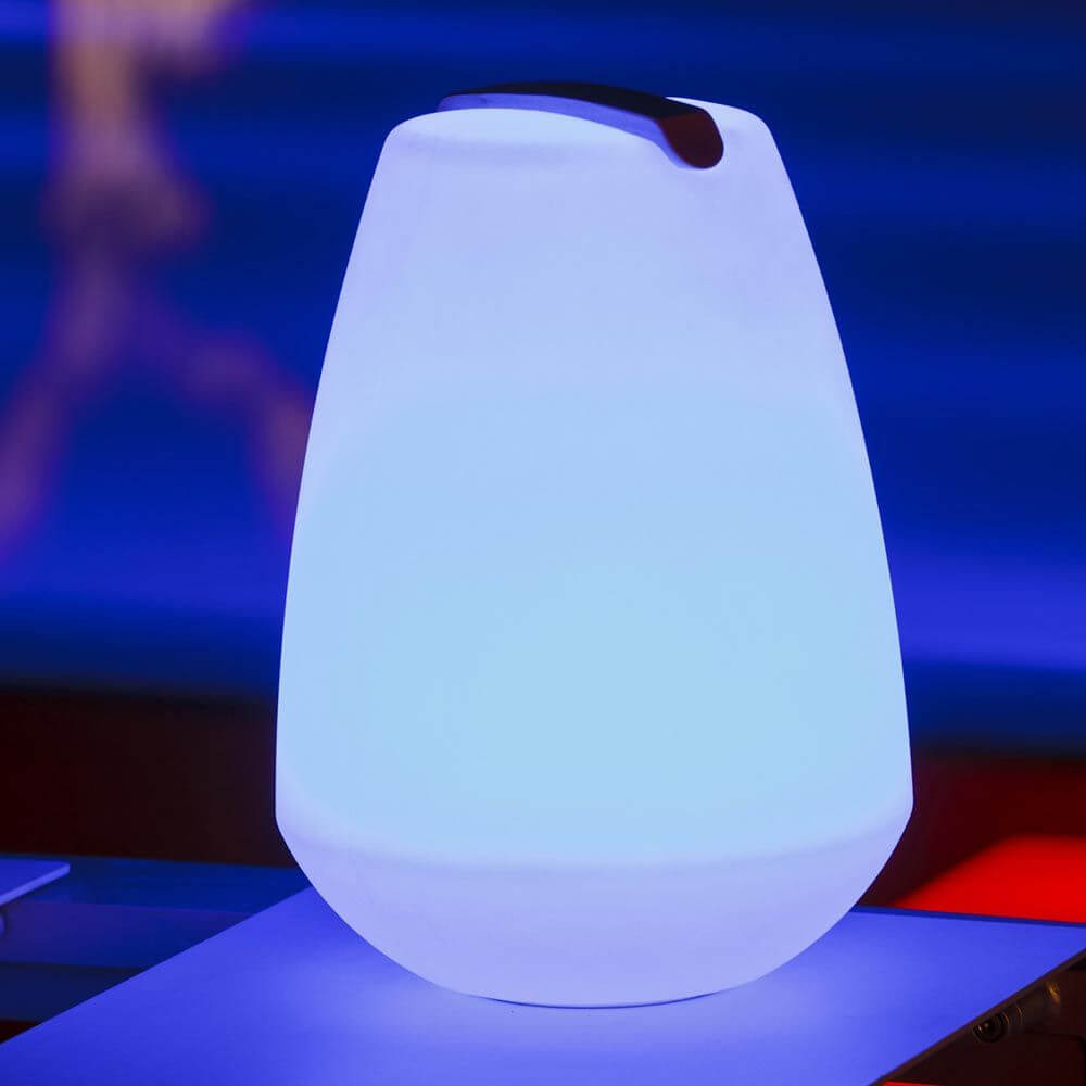 LED Außen-Dekolampe Vessel 1 mit Holzgriff und App-Steuerung in sanftem Blau, ideal für mobile Lichtakzente.
