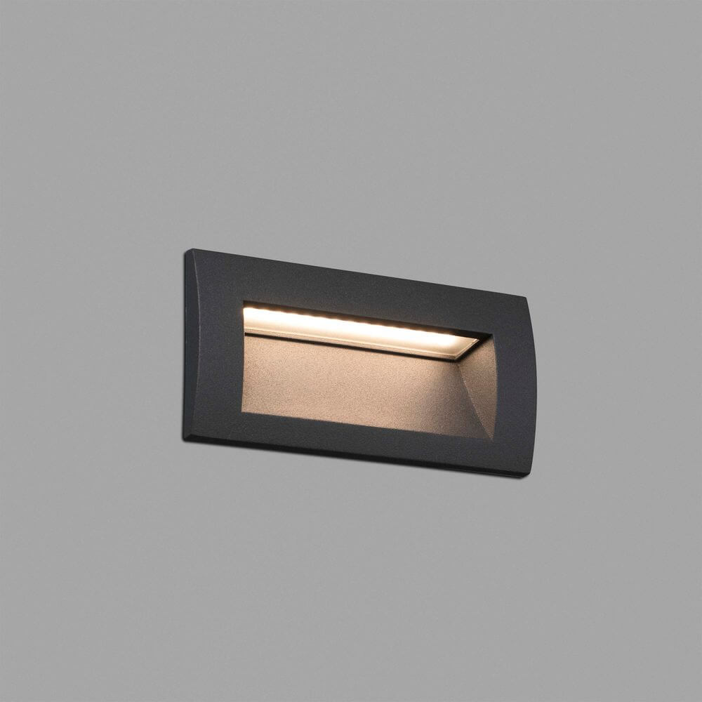 LED Außen-Wandeinbauleuchte SEDNA-2 IP65 Dunkelgrau an grauer Wand montiert.