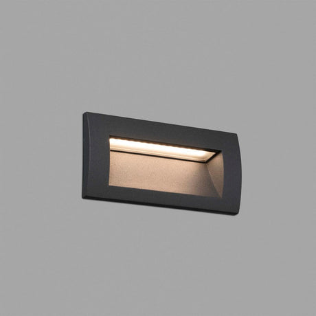 LED Außen-Wandeinbauleuchte SEDNA-2 IP65 Dunkelgrau an grauer Wand montiert.