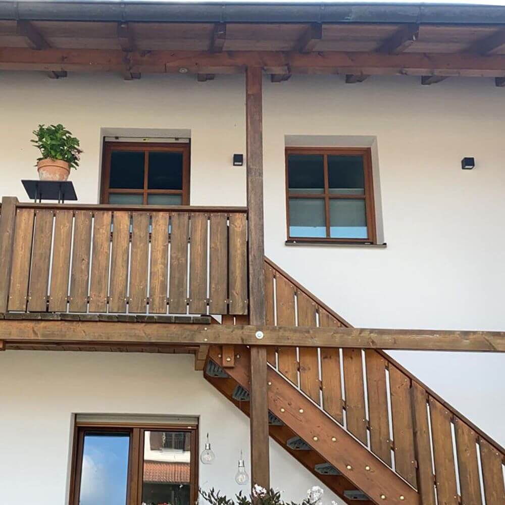 LED Außen-Wandlampe Gemini IP44 Anthrazit an einer Fassade, die spannende Lichteffekte erzeugt.