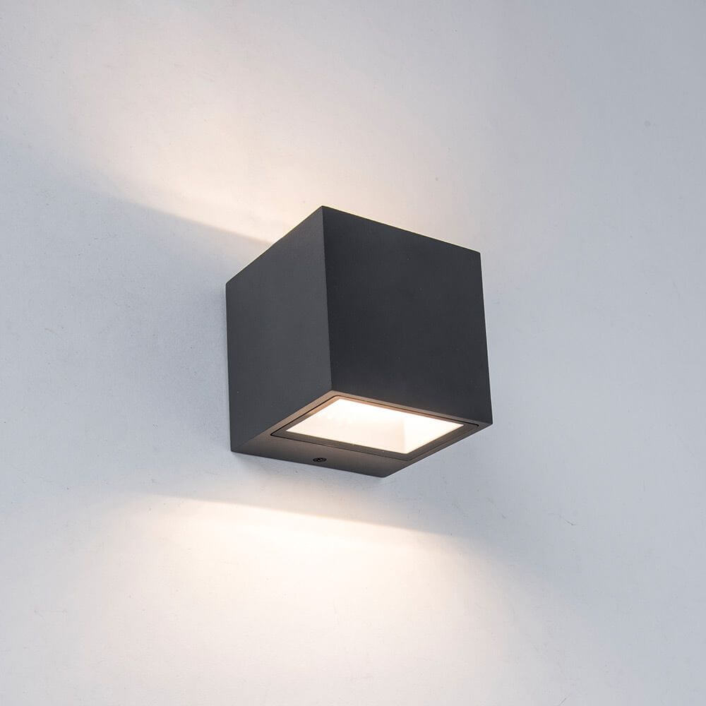 LED Außen-Wandlampe Gemini IP44 Anthrazit an einer Wand montiert, mit Up-&-Down-Licht für spannende Lichteffekte.