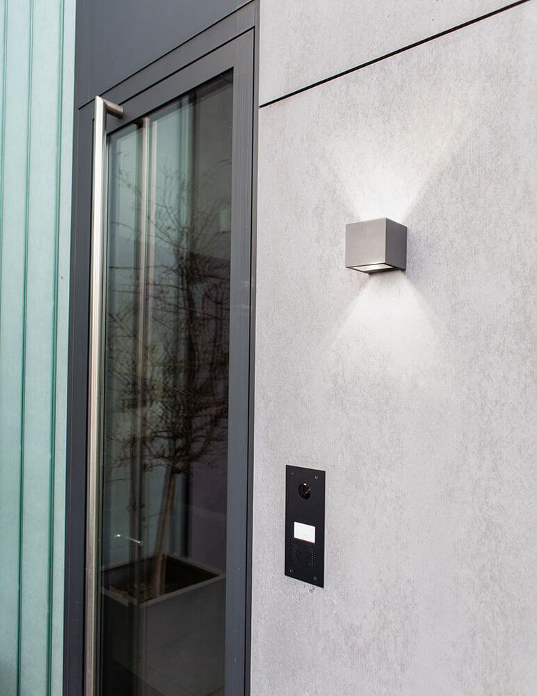 LED Außen-Wandlampe Gemini IP44 Anthrazit montiert an einer modernen Fassade mit Lichteffekten.