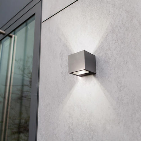 LED Außen-Wandlampe Gemini IP44 Anthrazit an der Wand montiert mit Up-&-Down-Licht.
