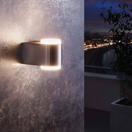 LED Außen-Wandleuchte Briones 2-flammig Edelstahl an einer modernen Wand installiert bei Nacht.