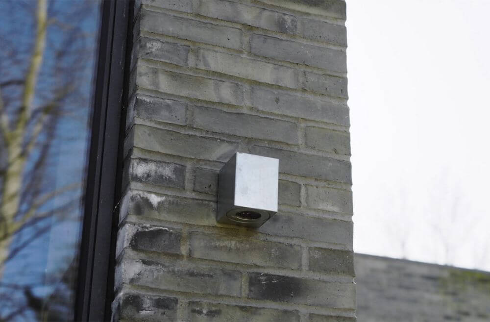 LED Außen-Wandleuchte Canto Kubi 2 IP44 Verzinkt an einer Ziegelfassade montiert.