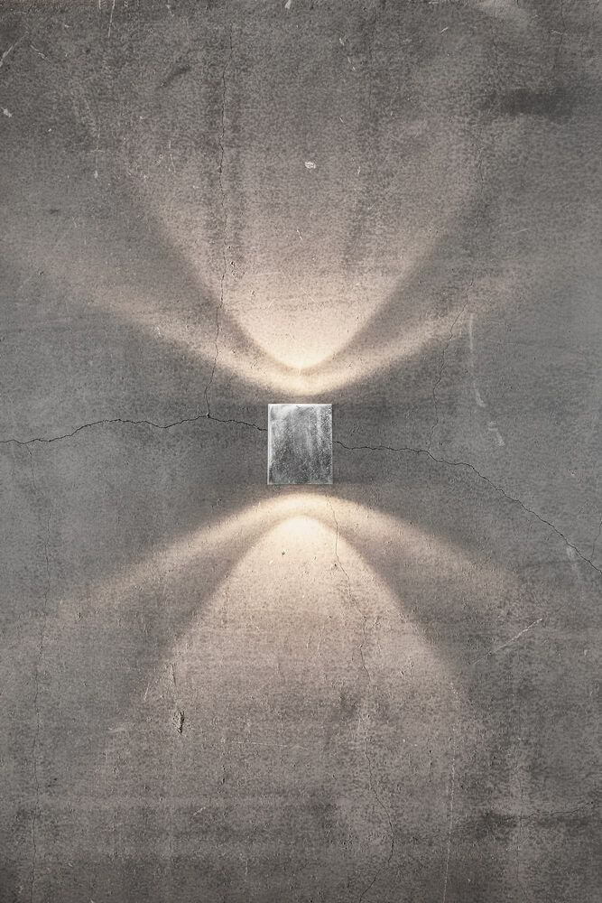 LED Außen-Wandleuchte Canto Kubi 2 IP44 Verzinkt an einer grauen Wand mit Lichteffekten.