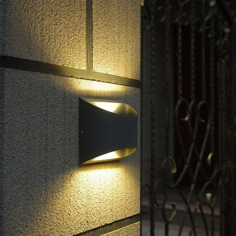 LED Außen-Wandleuchte Dodd IP54 Anthrazit installiert an einer Außenwand mit warmweißem Licht.