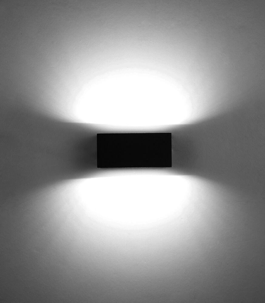LED Außenwandleuchte Gemini IP54 in Anthrazit an der Wand mit Lichteffekten.