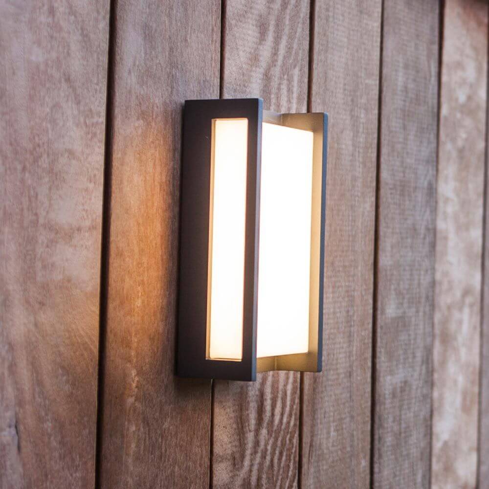 LED Außen-Wandleuchte Qubo IP54 Anthrazit an einer Holzwand montiert, modernes Design.