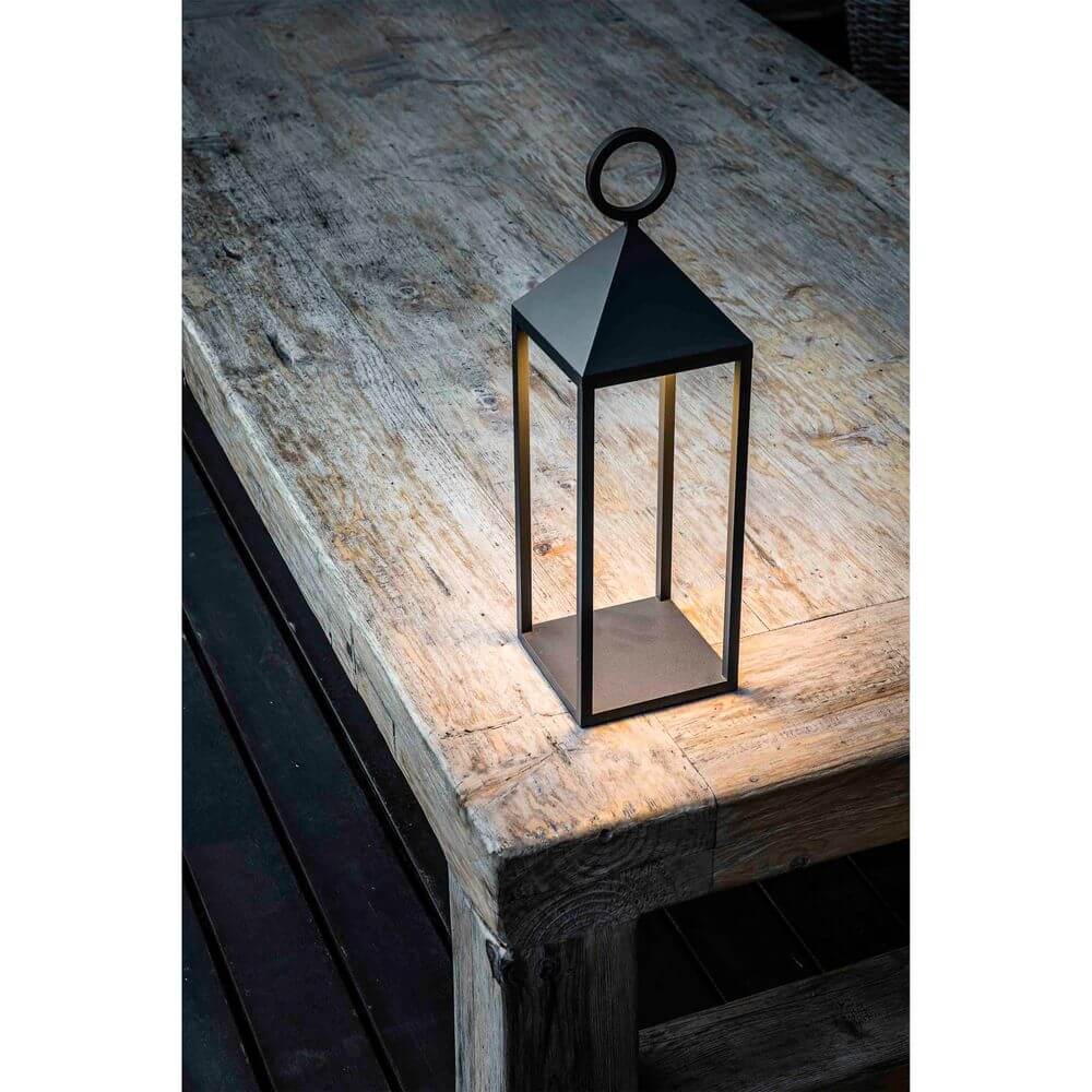 LED Akku-Außenleuchte Laterne ARGUS IP54 Dunkelgrau auf einem Holztisch.