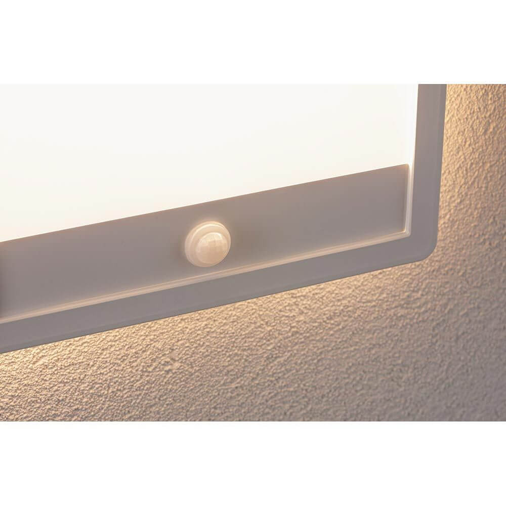 LED Außen Wandleuchte Lamina Bewegungssensor Weiß mit Bewegungssensor und eckigem weißen Rahmen.