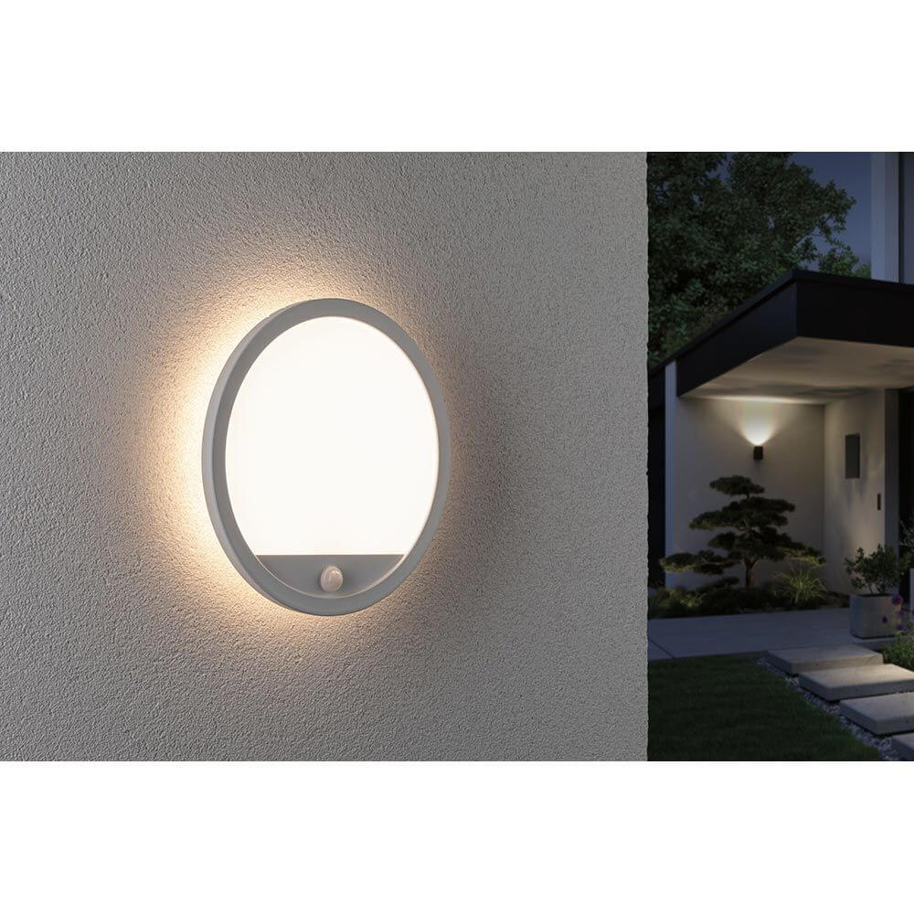 LED Lamina Sensor Decken- & Wandleuchte Weiß an einer Wand im Außenbereich, modernes Design mit LED-Beleuchtung.
