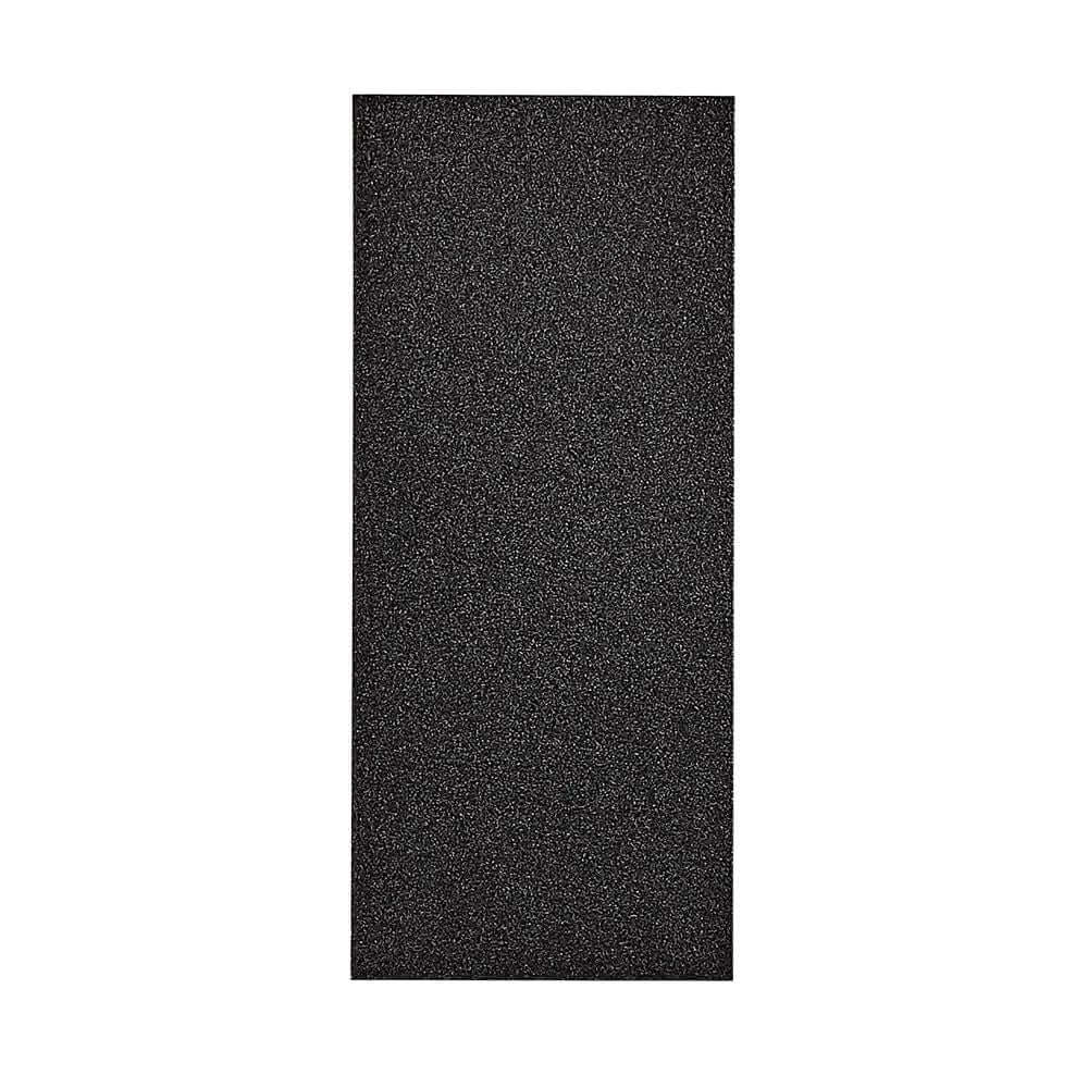 Schwarze, strukturierte Oberfläche eines Sandpapierblatts für handwerkliche Anwendungen.